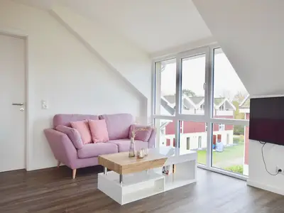 Oberer Wohnbereich mit Couch und Flatscreen-TV