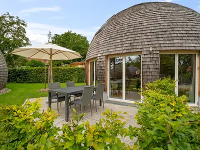 Ferienhaus Nordkugel - Kugelhaus am Tollensesee - großzügige Terrasse mit Gartenblick