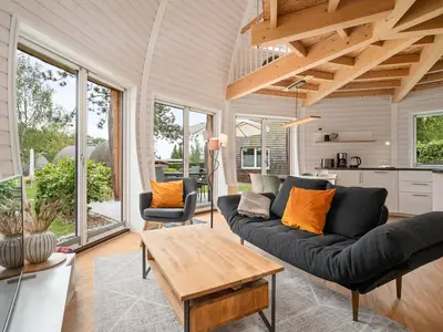 Ferienhaus Nordkugel – Kugelhaus am Tollensesee – lichtdurchfluteter Wohnraum mit offener Küche & Gartenblick