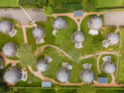 Ferienhaus Nordkugel – Kugelhaus am Tollensesee – Luftaufnahme der Anlage, markiertes Kugelhaus zur Orientierung