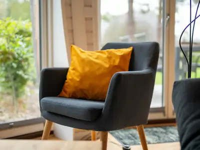 Ferienhaus Nordkugel – Kugelhaus am Tollensesee – gemütlicher Sessel mit Blick in den Garten