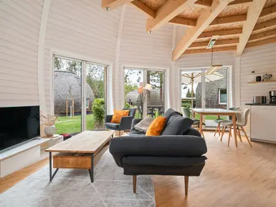 Ferienhaus Nordkugel – Kugelhaus am Tollensesee – offener Wohn- und Essbereich mit Panoramablick in den Garten