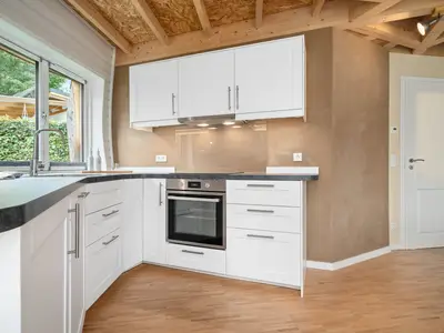 Ferienhaus Nordkugel – Kugelhaus am Tollensesee – moderne vollausgestattete Einbauküche mit Fenster ins Grüne