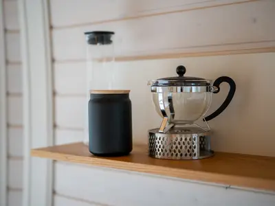 Ferienhaus Nordkugel – Kugelhaus am Tollensesee – stilvolle Küchen-Details mit Teekanne & Aufbewahrungsgläsern