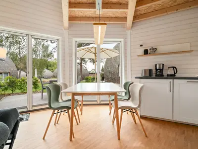 Ferienhaus Nordkugel – Kugelhaus am Tollensesee – heller Essbereich mit Gartenzugang und Blick auf die Nachbarkugeln