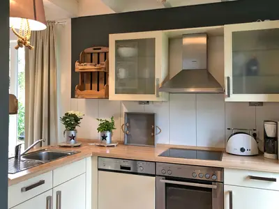 Küchenzeile mit Backofen und Geschirrspüler