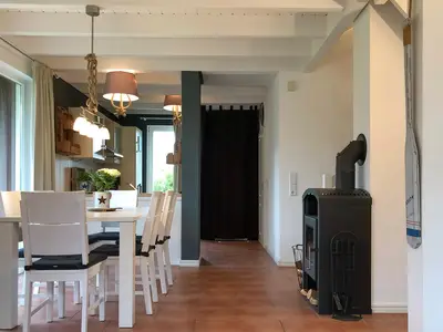 Wohn-Essbereich mit Esstisch und Kamin