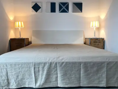 Schlafzimmer mit Doppelbett