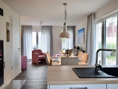 Küchenzeile mit Blick zum Wohn-Essbereich