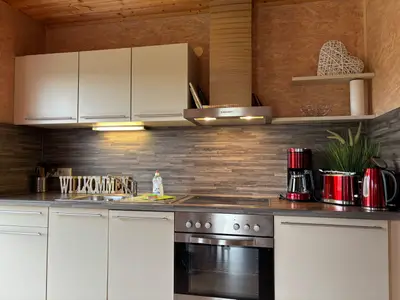 Haus Finnland Küche mit Geschirrspüler, Herd und K