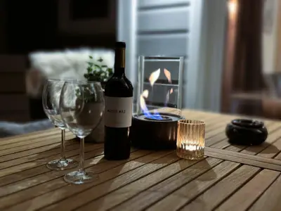 Gemütliche, ruhige Terrasse am Abend