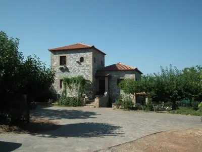 Außenansicht des Gebäudes. Der Eingang zu der Hauptwohnung im ersten Stock