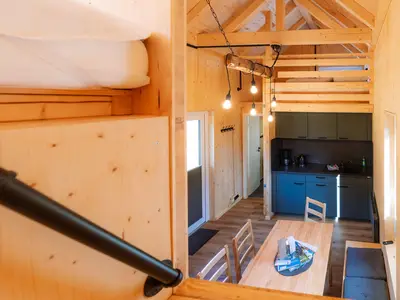 Blick auf Essbereich und Küchenzeile