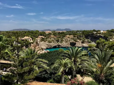 Ausblick aus dem Fenster. Blick in die Bucht und in die Berge