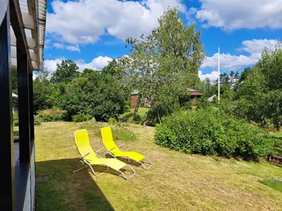 Hinter dem Haus im Garten