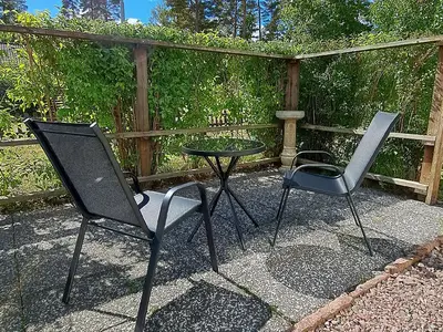 Terasse / Freisitz auf der Vorderseite des Hauses, Zugang über Terassentür vom Wohnzimmer