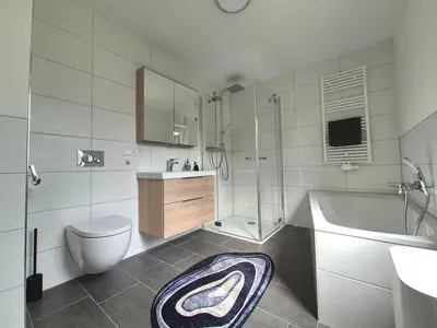 Exklusives Bad mit ebenerdiger Regendusche und Badewanne