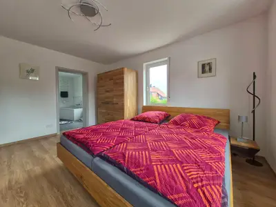 Im großzügigen Schlafzimmer schlafen Sie bequem im 2,00 m Doppeltbett.