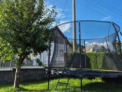 Garten mit großem Trampolin
