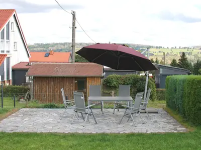 Highlight: ein großzügiger Garten mit gemütlicher Terrasse und Grillbereich