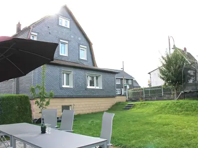 Blick aus dem Garten auf das Ferienhaus