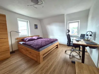 Im großzügigen Schlafzimmer schlafen Sie bequem im 1,80 m Doppelbett mit Kinderrausfallschutz.