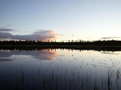 Ort allgemein. Herbstliche Abendstimmung am See
