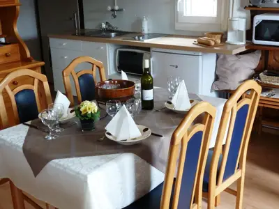 Küche mit Essgelegenheit