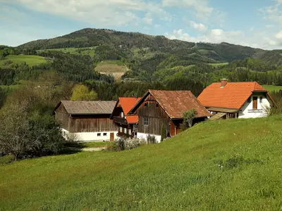 Das Ensemble der Ferienwohnungen und Hoher Zetz