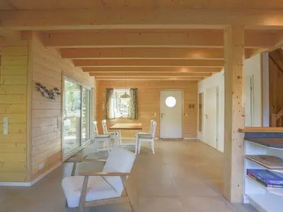 Einfamilienhaus Am Hafen 21 in Zieslow — heller Eingangs- und Essbereich mit Holzvertäfelung, großer Schiebetür