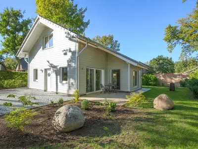 Einfamilienhaus Am Hafen 21 in Zieslow — moderne Holzfassade mit Terrasse, angelegtem Garten und Kopfsteinpflaster