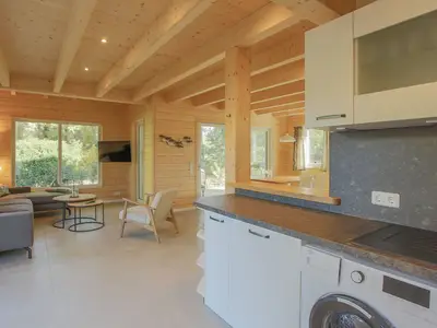 Einfamilienhaus Am Hafen 21 in Zieslow — offener Wohn-/Essbereich mit Blick aus der Küche