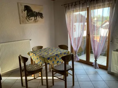 Essecke mit Sicht auf den Balkon