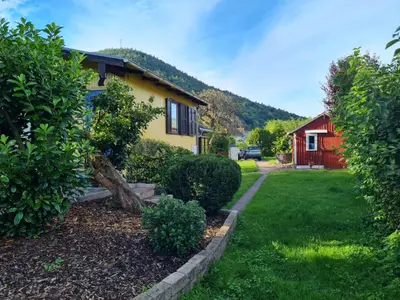 Haus im Grünen-Garten und Parkplatz