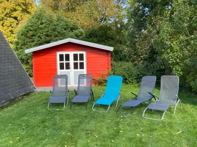 Gartenhaus und Liegestühle