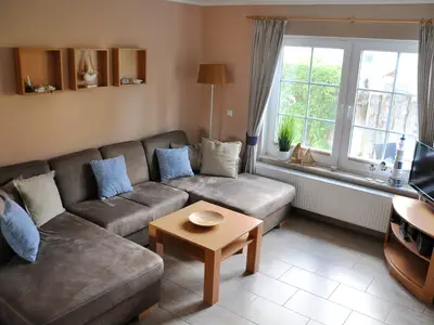 Wohnbereich mit Sofa und TV