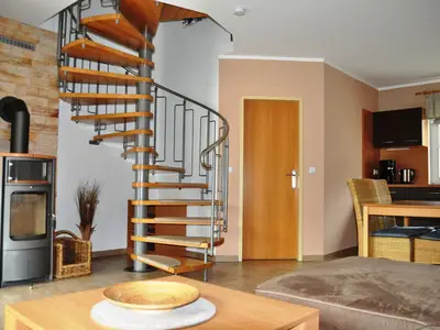 Wohnbereich mit Kaminofen und Blick zur Treppe