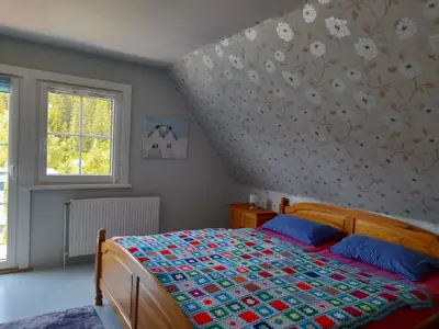 1. Schlafzimmer im OG mit Balkon und Fernseher