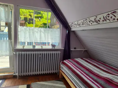 Schlafzimmer 2 im OG mit Balkon