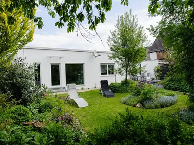Ferienhaus Refugium-Garten mit Liegestühlen