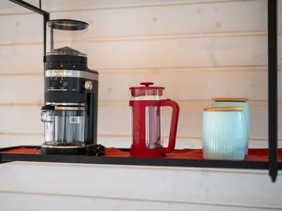 Ferienhaus Nordkugel – Kugelhaus am Tollensesee – stilvolle Küchen-Details mit Teekanne & Aufbewahrungsgläsern