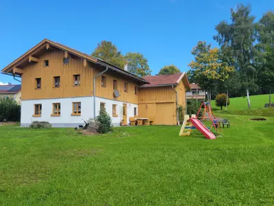 Außenseite Ferienhaus [Sommer]