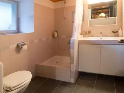 Badezimmer mit Dusche