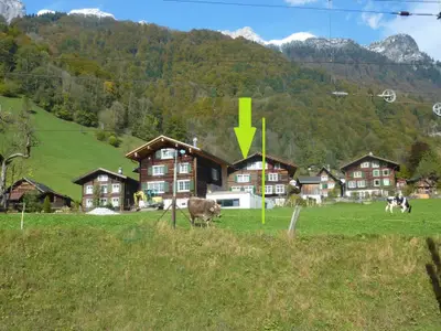 du bewohnst die linke Haushälft - im Hintergrund: das Glärnischmassiv