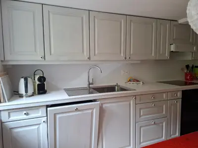 Küchenzeile mit Geschirrspüler, neuem Kochherd mit Backofen, Lüfter, neue Spüle