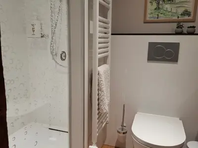 Badezimmer im 1. Stock mit grosser Dusche (120 x 90 cm )