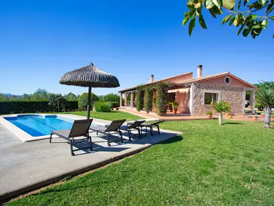 Finca Oliveres Pool mit Liegen