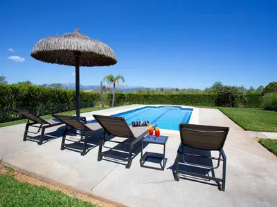 Finca Oliveres Poolterrasse mit Fernblick