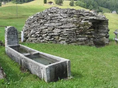 Brunnen mit altem Weilersteinkeller (Chelé im Puschlaverdialekt)