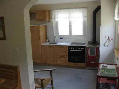 Küche mit Elektro- und Holzofen